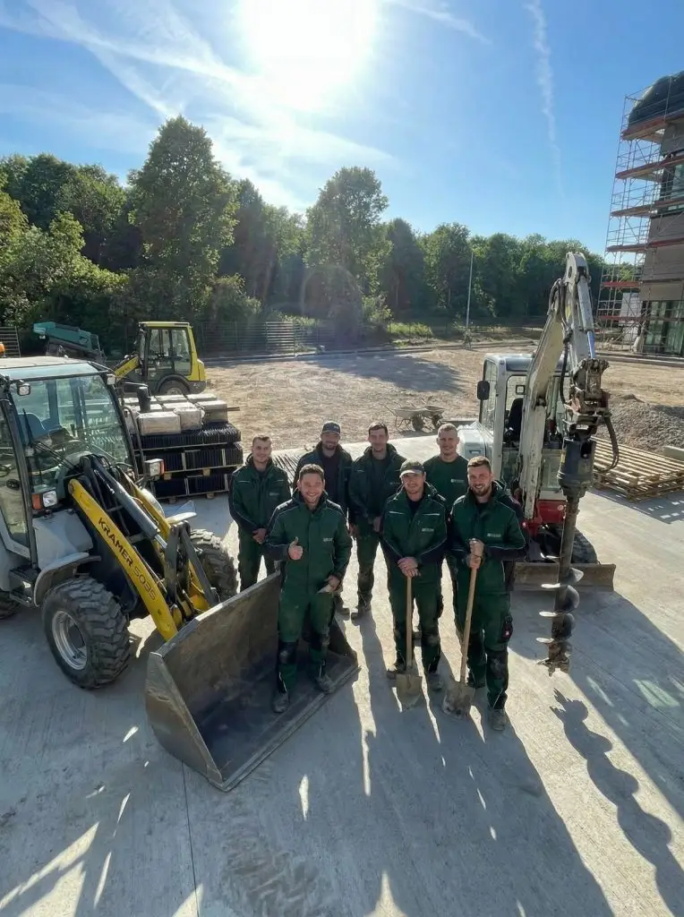 Montageteam von BETA ZAUN mit Baugeräten auf einer Baustelle