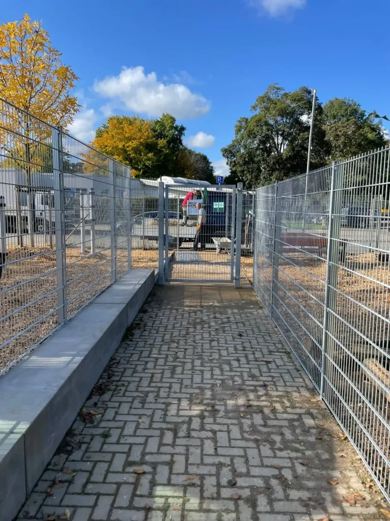 Zufahrtstor mit Zaunanlage auf einem Gewerbegrundstück