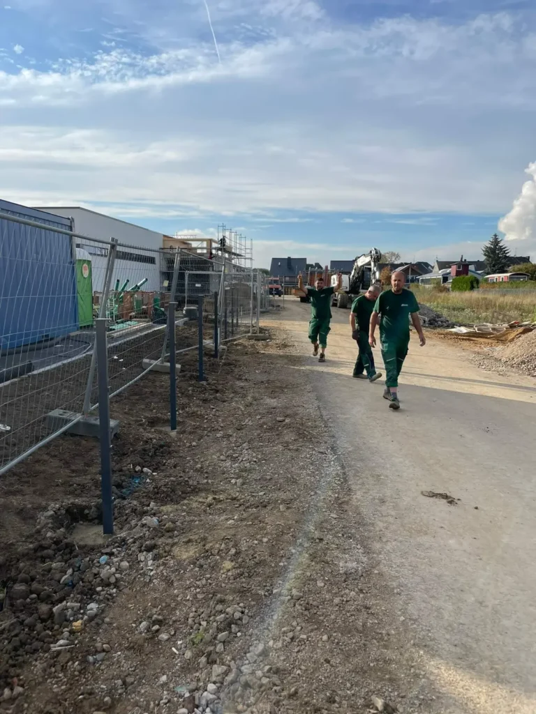 Montageteam von BETA ZAUN bei der Arbeit auf der Baustelle