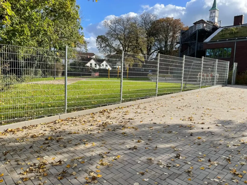 Zaunanlage an einer öffentlichen Einrichtung von BETA ZAUN