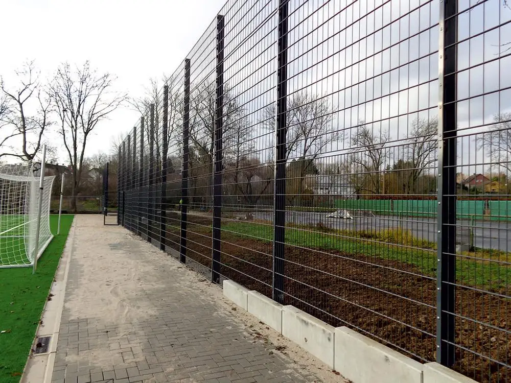 Ballfangzaun an einer Sportanlage von BETA ZAUN