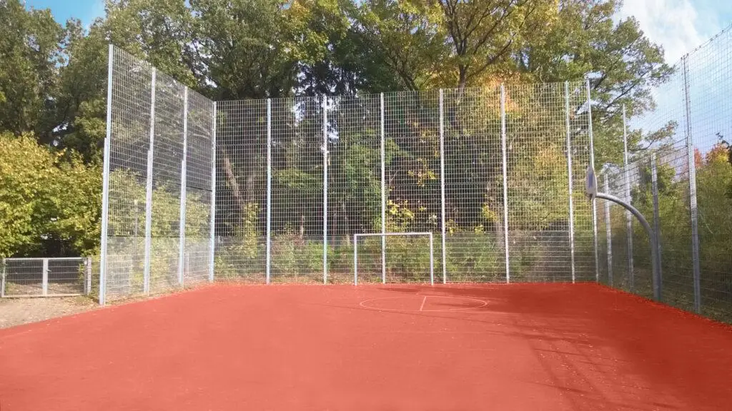 Ballfangkäfig an einer Sport- und Freizeitfläche