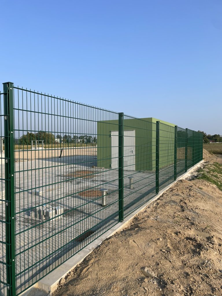 Neu montierte Zaunanlage auf einem Gewerbegrundstück