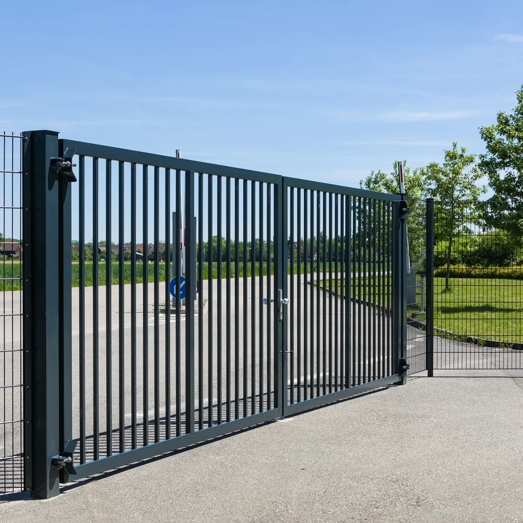 Doppelflügeliges Drehtor für Industrie- und Gewerbeanlagen