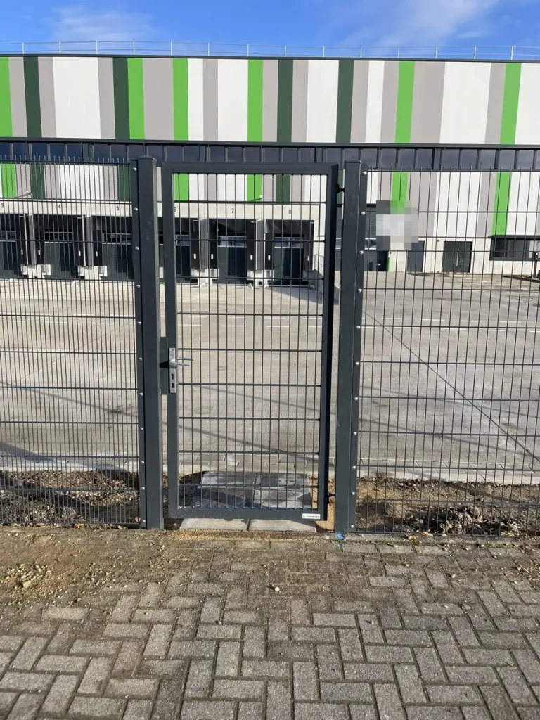Einflügelige Toranlage im Stahlmattenzaun vor einer Logistikhalle in Kerpen