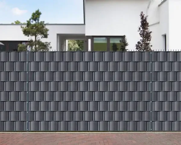 Sichtschutzzaun in Reliefoptik vor einem modernen Wohnhaus