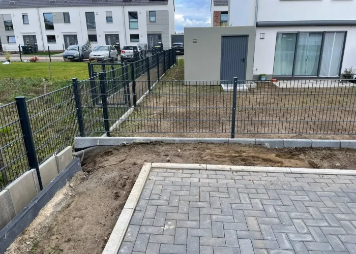 Doppelstabmattenzaun mit Betonsockel an einem Neubaugrundstück