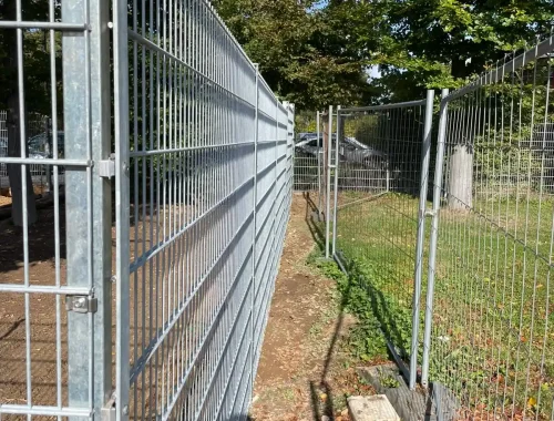 Zaunanlage entlang eines Grundstücks, montiert von BETA ZAUN