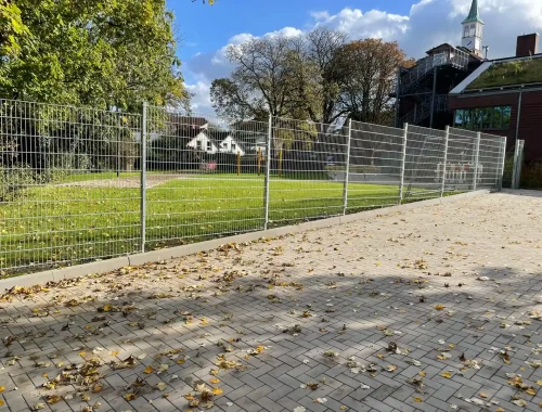 Zaunanlage an einer öffentlichen Einrichtung von BETA ZAUN