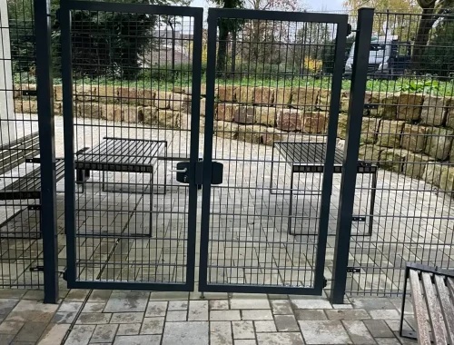 Doppelflügelige Toranlage für einen eingefriedeten Außenbereich