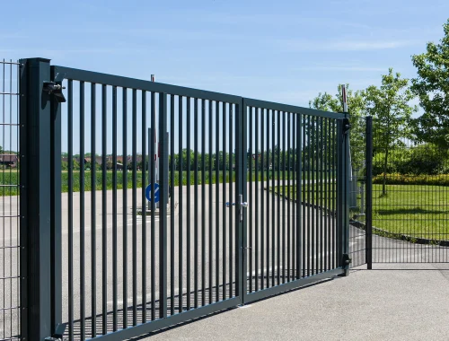 Doppelflügeliges Drehtor für Industrie- und Gewerbeanlagen