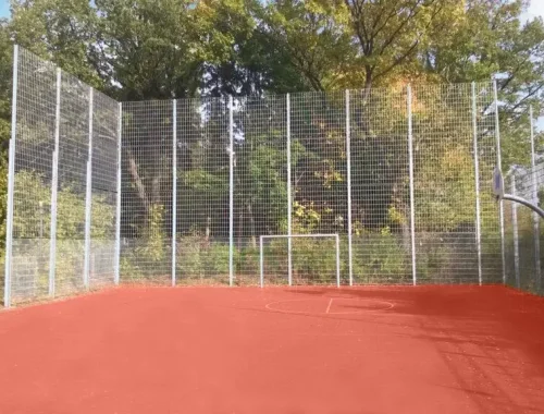 Ballfangkäfig an einer Sport- und Freizeitfläche