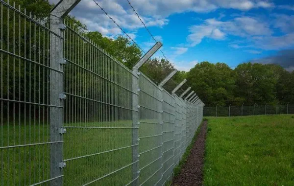 Zaunanlage mit Übersteigschutz entlang eines Betriebsgeländes